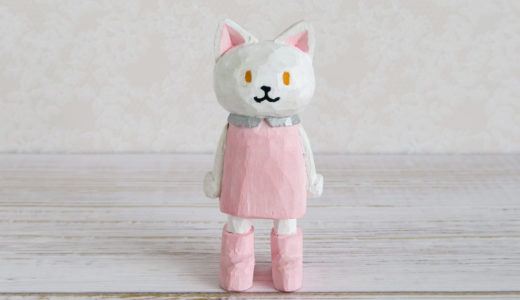 木彫りのピンク服の白猫さん