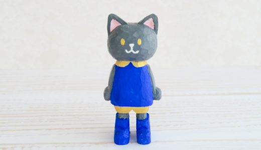 木彫りのコバルトブルーの灰猫さん