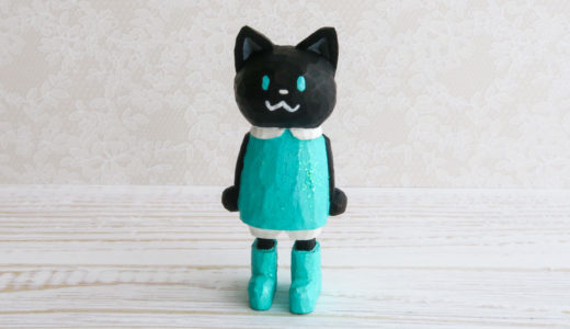 木彫りの黒猫さん（ラメグリーン）