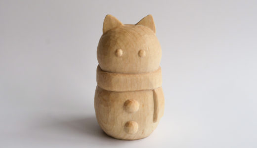 木彫りの猫型雪だるま（シナ）