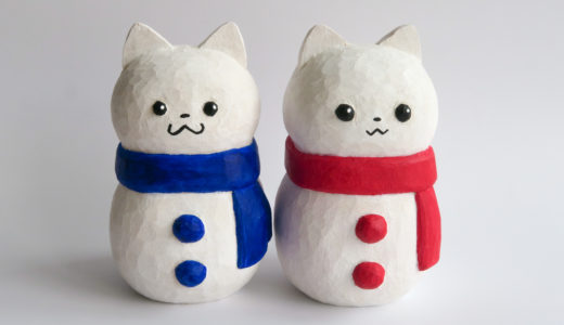 木彫りの猫型雪だるま（赤・青）