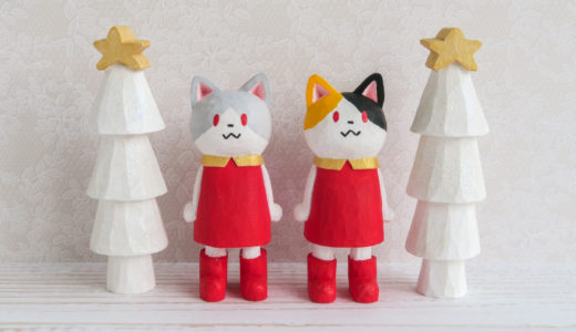 木彫りの灰白猫さんと三毛猫さんとクリスマスツリー